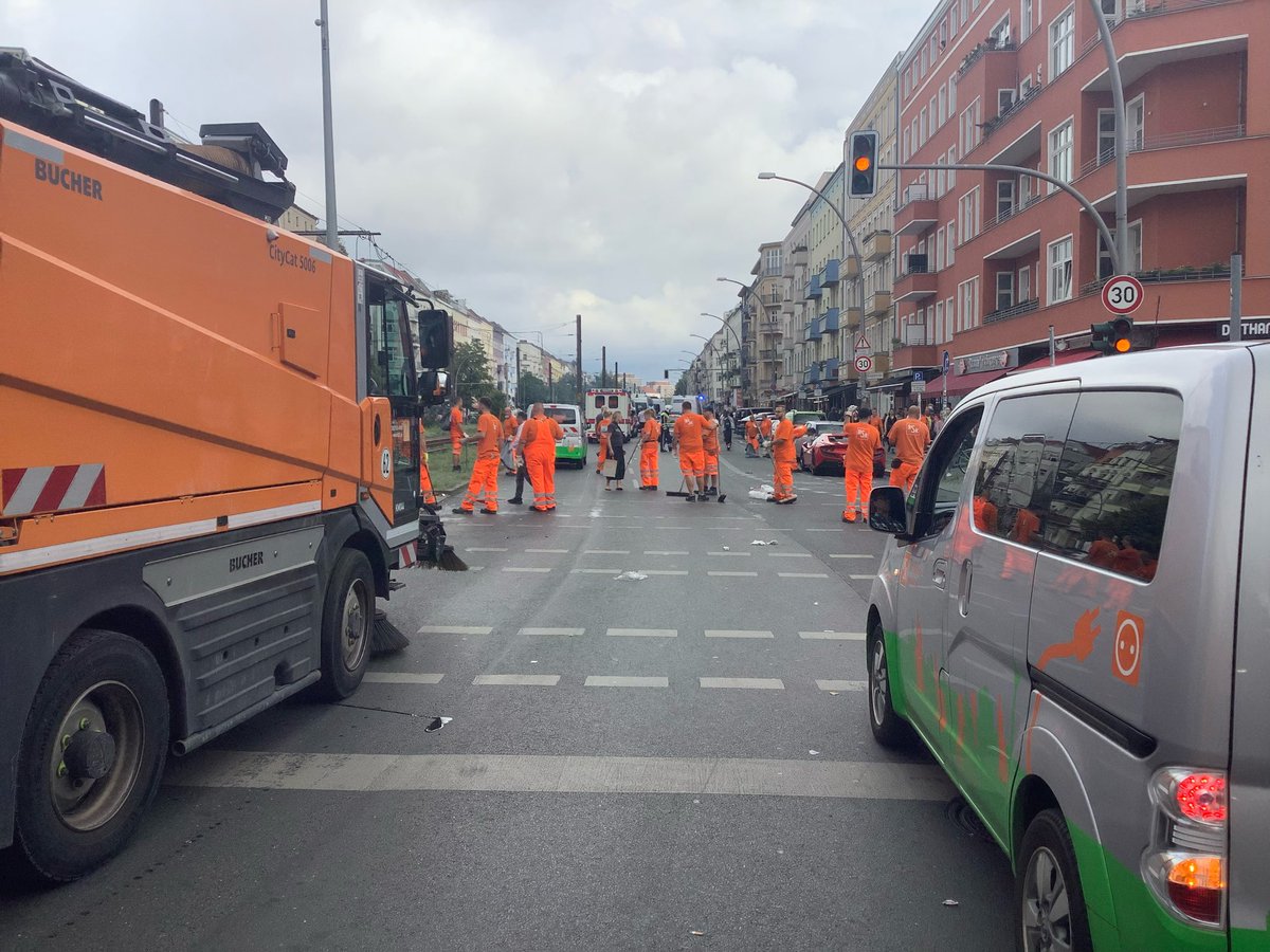 Die #Demo #ZugDerLiebe ist noch voll im Gange, aber #BSR hat schon mit #Reinigung begonnen. Sind mit 60 Kolleg:innen und 25 Fahrzeugen im Einsatz für #Stadtsauberkeit in #Berlin #wirmachensichtbar