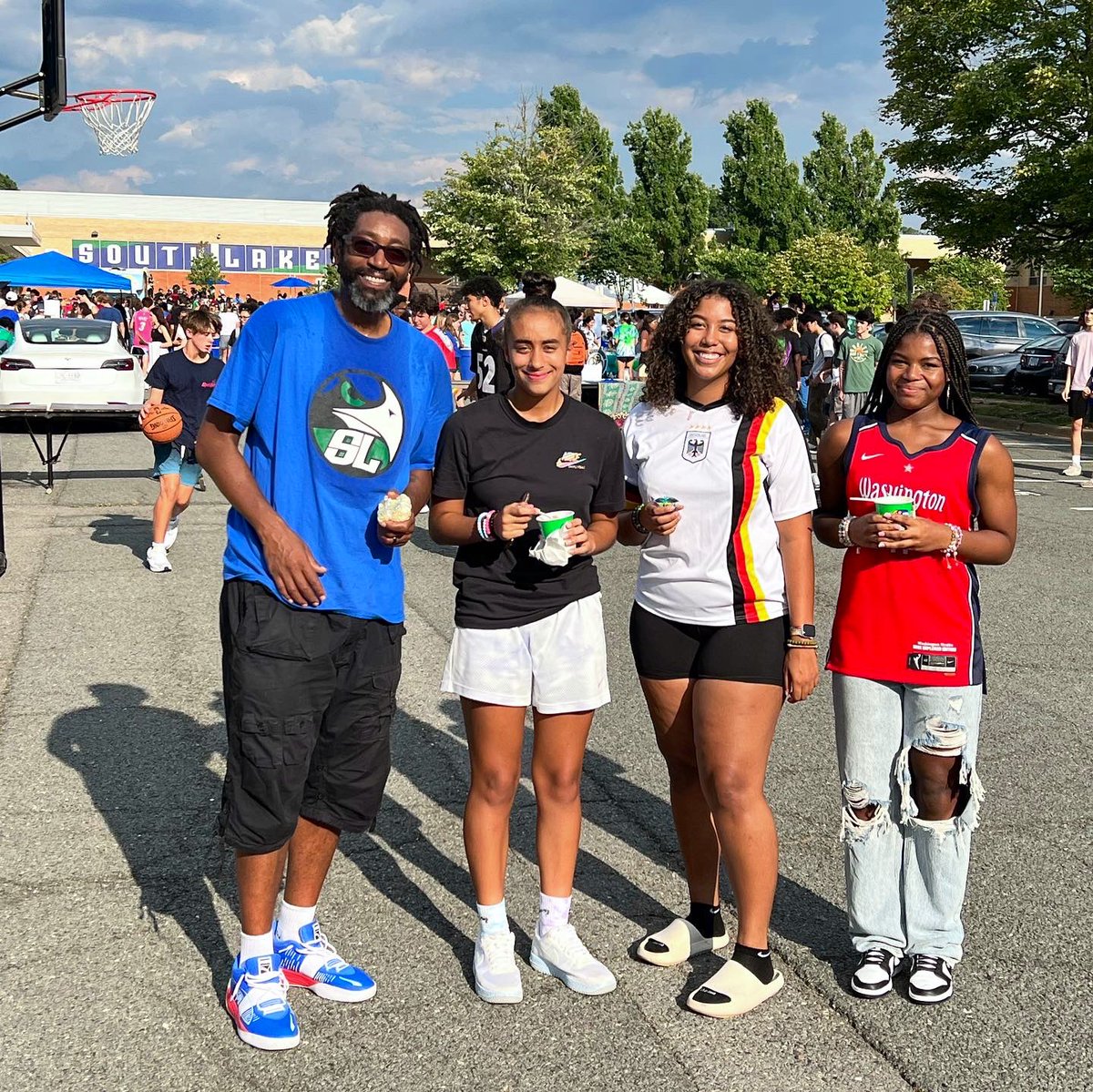 Oh what FUN!!!!! 
😁🙌💙💚🥳 

Let’s GOOOOOO <a href="/SeahawkFB/">South Lakes Football</a> !! Have an AWESOME season!! 😤😤😤😅

<a href="/13Knowledge13/">Rob Robinson</a> 
<a href="/SeahawkBoosters/">South Lakes Boosters Club, Inc.</a> <a href="/SouthLakesSGA/">SLHS Leadership</a> 

#BlockParty #BigSmiles 😎
#GoSeahawks