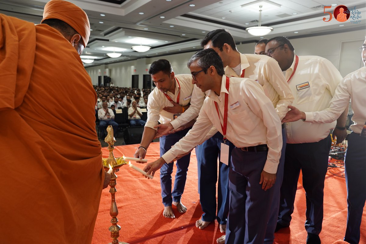 YDSCanada's tweet photo. Lightening of the Lamp on the pious occasion of the Inauguration of H.D.H. Prabodhjivan Swamiji's Suvarna Diksha Mahotsav 2022.

Looking forward for an exciting and divine event ahead.

27th - 28th Aug., 2022 at The International Centre, Mississauga, Ontario.

#SDM2022 https://t.co/8f4PHb1zyD