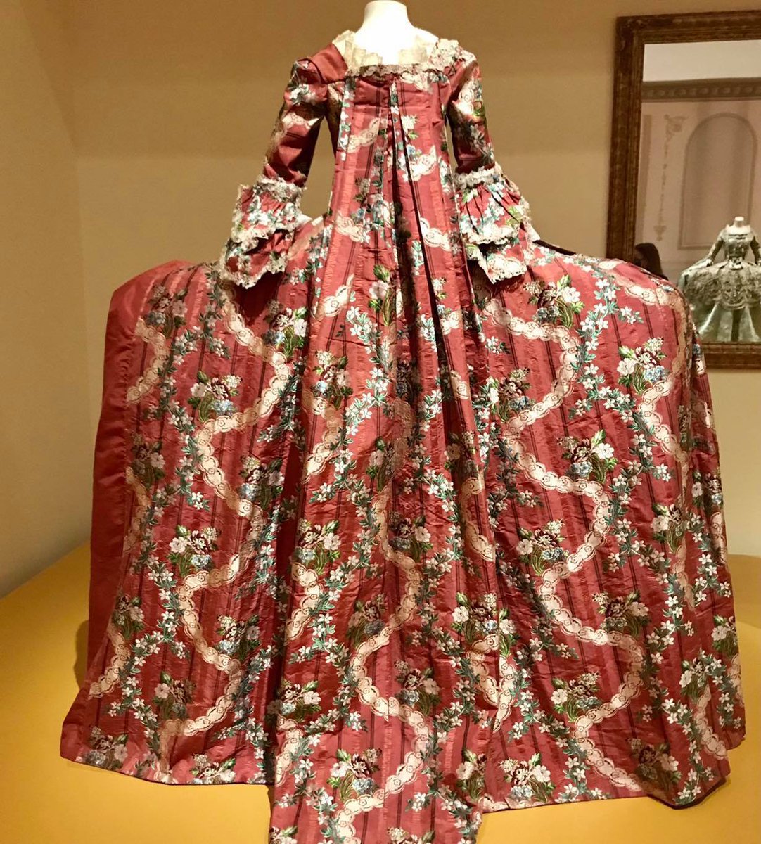 SilkDamask's tweet photo. #SackBackSaturday: Sharing from my visit to #MadeIt (now concluded) at the @peabodyessex  #Awestruck by this gorgeous #brocaded #silk &amp; beautifully pattern-matched gown with #panniers, c 1740-60. On loan from the @kunstmuseumdh  
Curated by @PslinksP https://t.co/I1pKnaYOTO