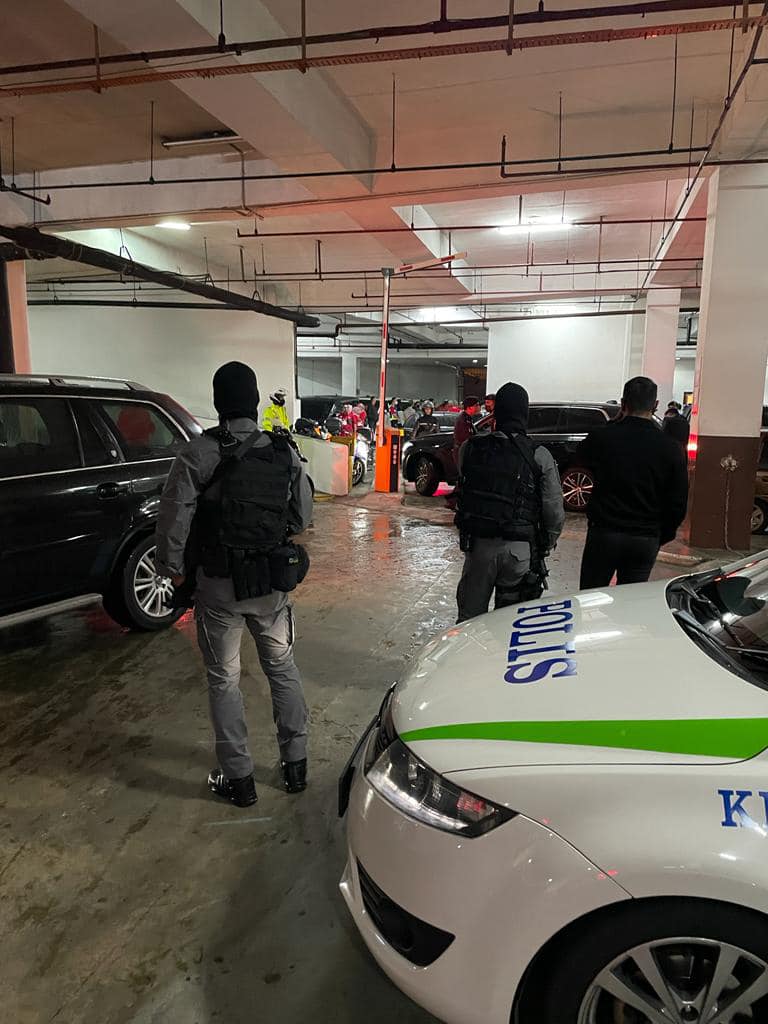 RajaMohdShahrim's tweet photo. Luar biasa.. Ismail Sabri diiringi kereta perisai, polis dan komando ke meeting MKT UMNO.. mcm nak gi perang..😆😆 https://t.co/XtUMEpudfr