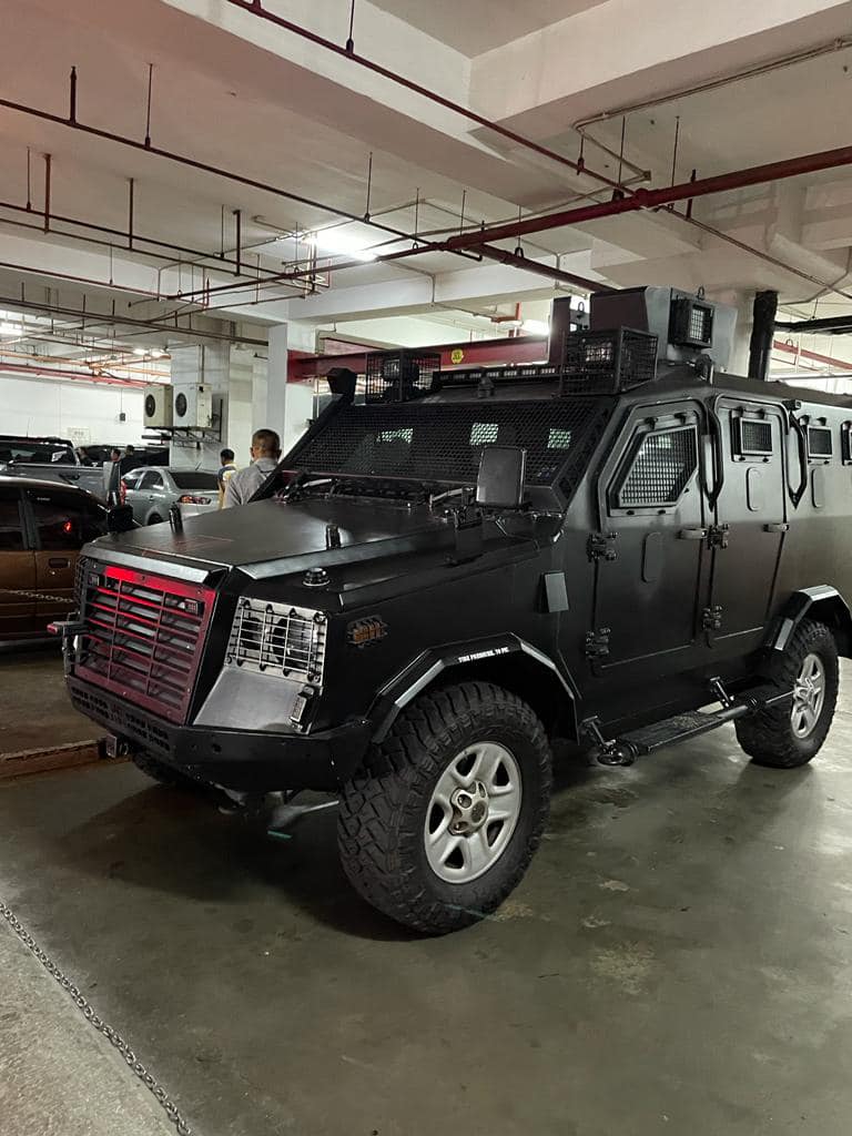 RajaMohdShahrim's tweet photo. Luar biasa.. Ismail Sabri diiringi kereta perisai, polis dan komando ke meeting MKT UMNO.. mcm nak gi perang..😆😆 https://t.co/XtUMEpudfr