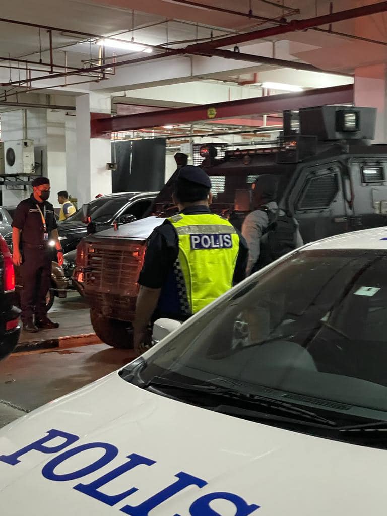 RajaMohdShahrim's tweet photo. Luar biasa.. Ismail Sabri diiringi kereta perisai, polis dan komando ke meeting MKT UMNO.. mcm nak gi perang..😆😆 https://t.co/XtUMEpudfr