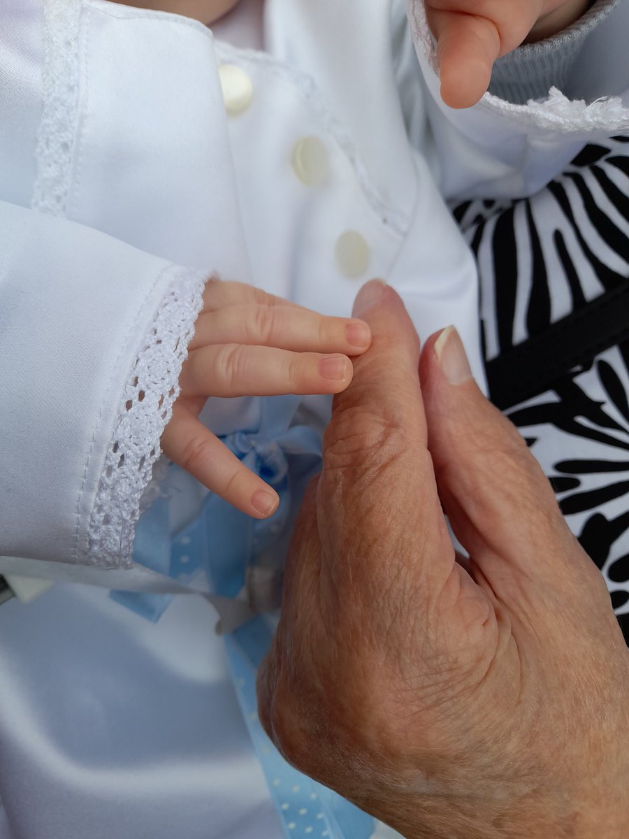 Tiina__V's tweet photo. Juhlapäivä 💙 Suvun nuorin ja vanhin, ikäeroa pikkuista vajaa 90 vuotta #suku #sukupolvet #yhdessä https://t.co/2Sxp2IGxQG