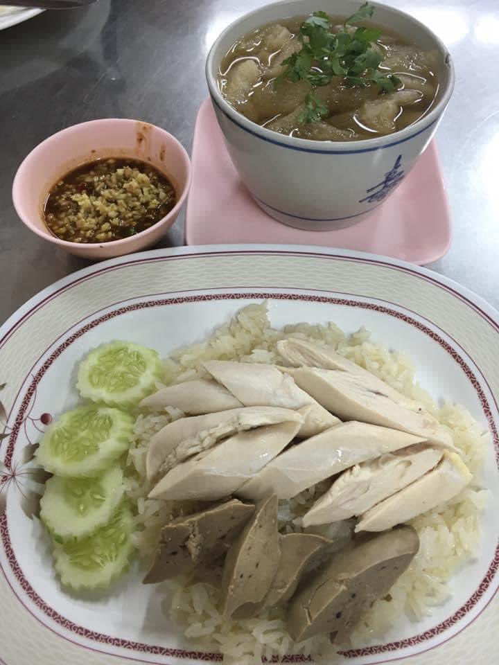 thaibornchinese's tweet photo. มีใครเคยสงสัยมั้ยว่า #ข้าวมันไก่ไหหลำ #ข้าวมันไก่ไทย #ข้าวมันไก่สิงคโปร์ ต่างกันตรงไหน??? และแต่ละสไตล์คืออะไรบ้าง??

ถ้าสงสัยมาค่ะ…มาอ่านกัน (1)
#ข้าวมันไก่ https://t.co/tBvbEyZdVC