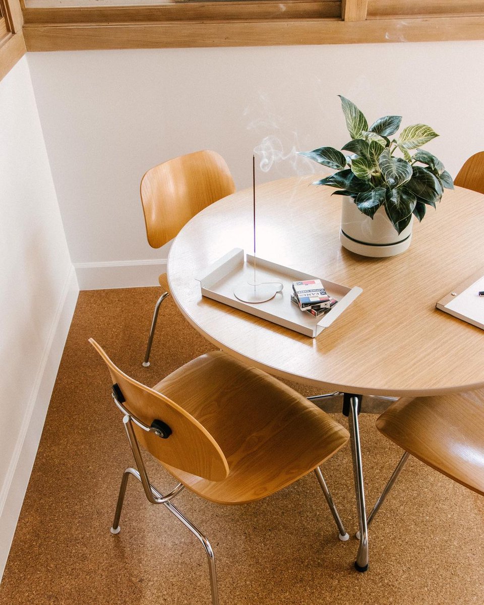 HermanMiller's tweet photo. Saturday mornings are all about effortless comfort. Hadley Haven’s setting the mood with a serene setup of Eames Molded Plywood Dining Chairs and incense. Now all we need is brunch to nourish all the senses. https://t.co/uv9hqc7pRy #hmathome
📸: hadleyhaven https://t.co/MlQPyKMR74