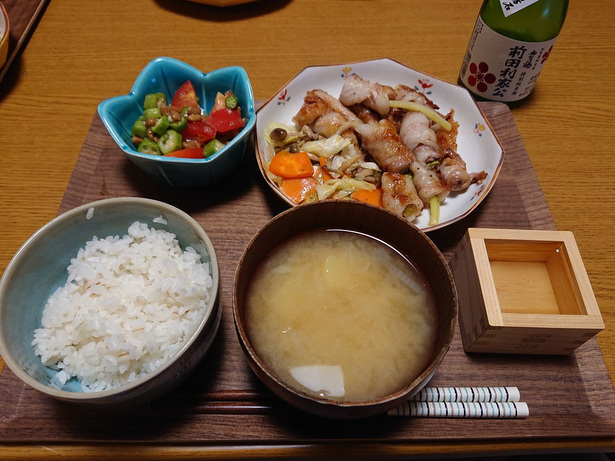 Sony_Walkman's tweet photo. 今日の夕食

アスパラの豚バラ巻き
無性に食べたくなって作ってみた
ちょっと不格好になっちゃった
巻くのムズい

あとは
キャベツ・人参・シメジの炒めもの
オクラとトマトと納豆のサラダ？
じゃがいもと玉葱の味噌汁

みんな旨いと言ってくれたので
良かった
#夕食
#おうちごはん https://t.co/BocInpsTsC