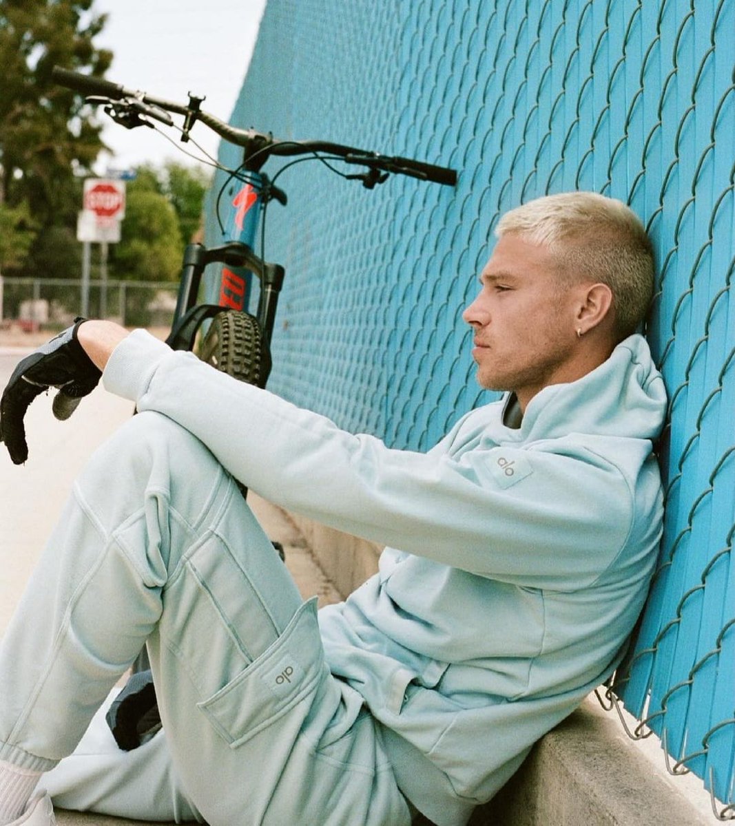 𝑰'𝒎 𝑾𝒂𝒚𝒏𝒆. 𝑱𝒖𝒔𝒕 𝑾𝒂𝒚𝒏𝒆.

   𝐐𝐮𝐢𝐞𝐧 𝐝𝐨𝐦𝐢𝐧𝐚 𝐞𝐥 𝐣𝐮𝐞𝐠𝐨 𝐧𝐨 𝐧𝐞𝐜𝐞𝐬𝐢𝐭𝐚 𝐝𝐞 𝐜𝐚𝐫𝐭𝐚𝐬.

                                𝓡𝓣 + 𝓕𝓪𝓿 (?)

                        #𝐅𝐫𝐞𝐞𝐑𝐨𝐥 #𝐅𝐚𝐤𝐞𝐋𝐚𝐧𝐝