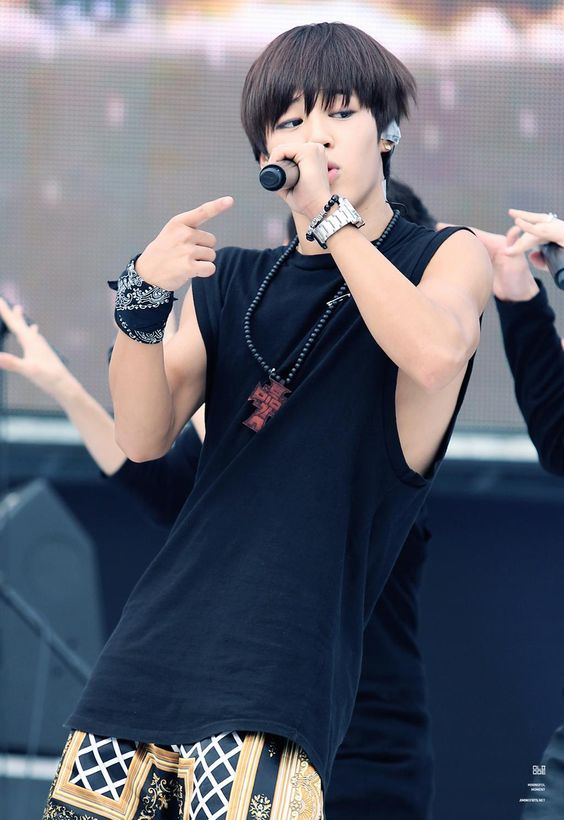 userforjimini's tweet photo. baby g content is always a blessing, look at his haircut (+ all that strands of hair gently fall across his forehead &amp; sides) &amp; eye makeup &amp; outfit &amp; look at the way he's wearing a bandana as a bracelet &amp; that hip hop dance move &amp; everything. this jimin was something else! https://t.co/OJDWElRdb3