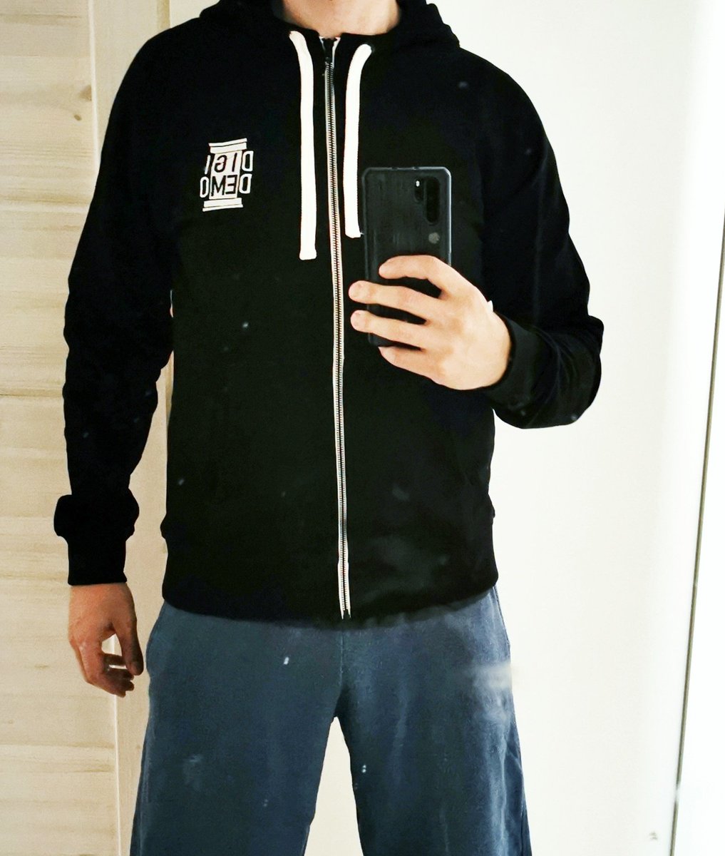 DIGIDEMOhanke's tweet image. Merchii pukkaa! 😎

Nähdään ensi ma ja ti lukiopäivillä Helsingissä! #digidemo #lukiopäivät