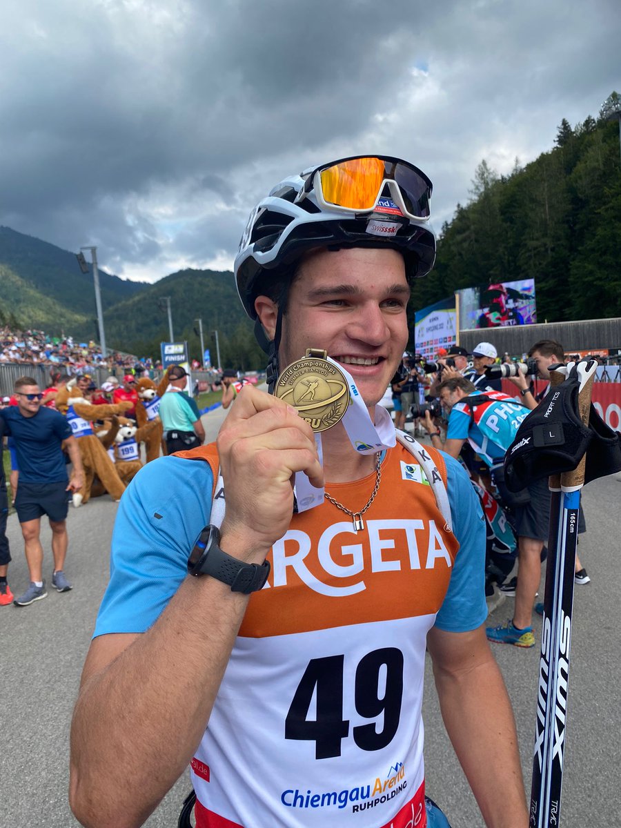 swissskiteam's tweet photo. Niklas #Hartweg gewinnt an der Sommer-Biathlon-WM in Ruhpolding Bronze im Sprint! Der 22-jährige B-Kader-Athlet muss sich nach einem Fehler stehend nur den beiden Schweden Sebastian Samuelsson und Peppe Femling geschlagen geben. CONGRATS! 🥉
#swissskiteam #SBWCH22 #biathlonworld https://t.co/M7icbfT65H