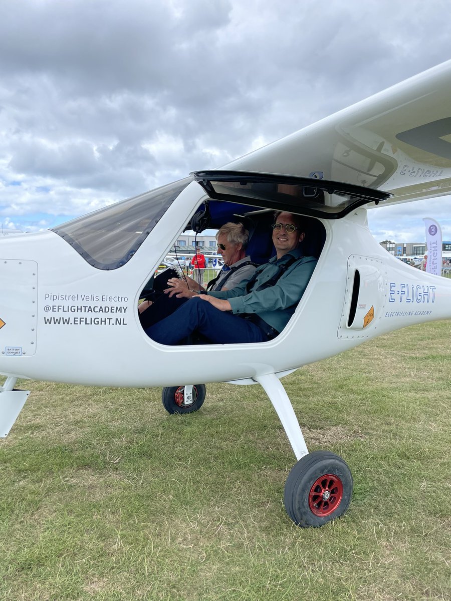 eflightacademy's tweet photo. Burgemeester van Texel Michiel Uitdehaag, de eerste burgemeester van Nederland die elektrisch vliegt! Natuurlijk een rondje Texel vanaf Texel Airport N.V. #texelflyin #eflightacademy https://t.co/ZMnph4irpv