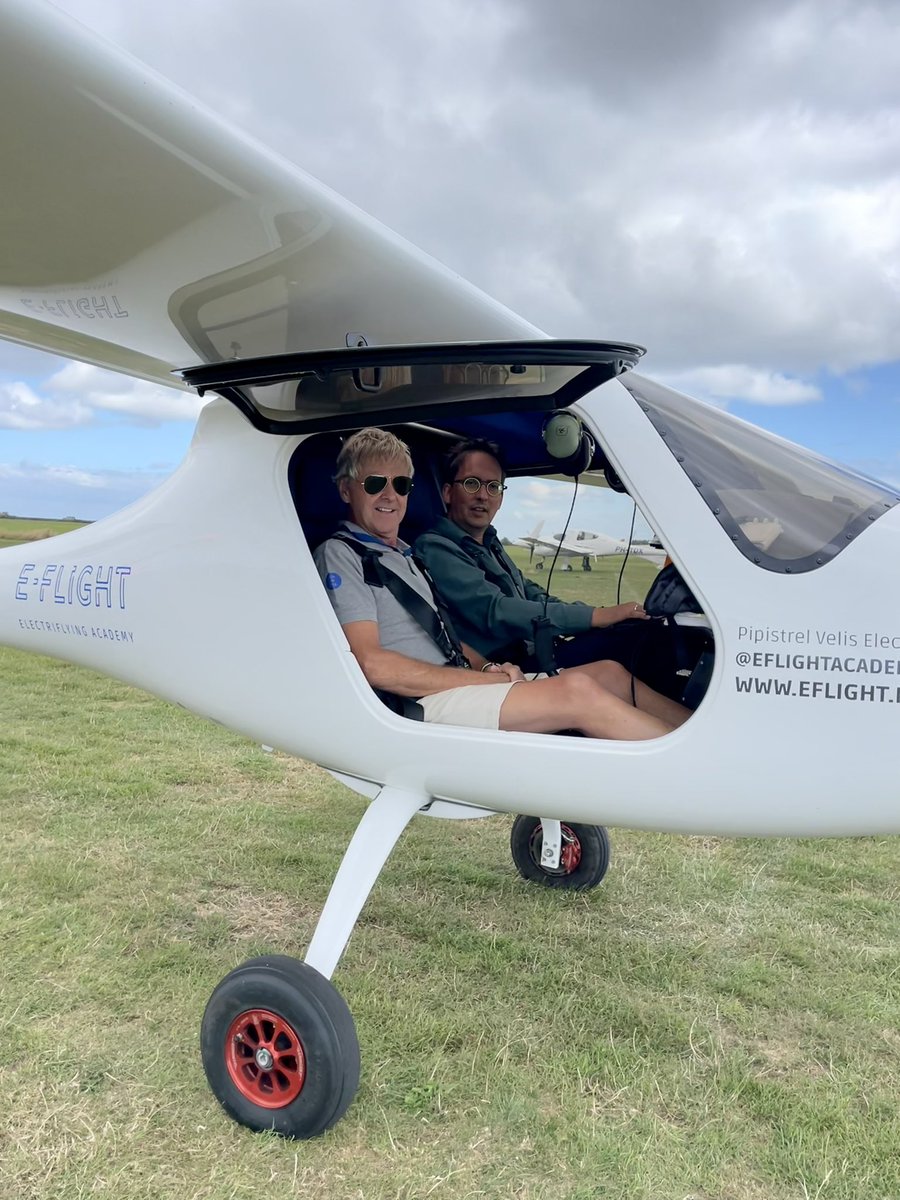 eflightacademy's tweet photo. Burgemeester van Texel Michiel Uitdehaag, de eerste burgemeester van Nederland die elektrisch vliegt! Natuurlijk een rondje Texel vanaf Texel Airport N.V. #texelflyin #eflightacademy https://t.co/ZMnph4irpv