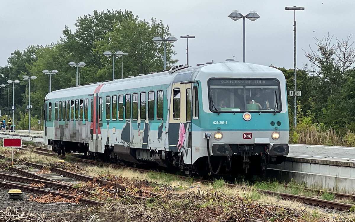 gleis3a's tweet photo. Sonderzug folgt auf Sonderzug. Hier mit #BR628 auf „Kleiderbügeltour“ (Die Fehmarnsundbrücke hat aufgrund ihres Aussehens den Spitznamen Kleiderbügel) https://t.co/Aay0KMUjAs