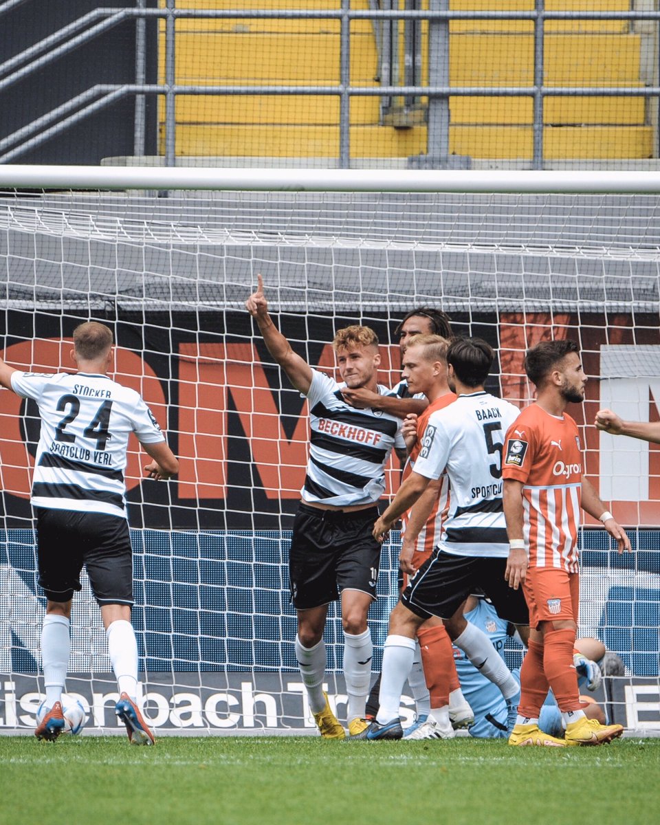 SCVerl's tweet photo. Yeeeees! Wir gewinnen gegen den @FSVZwickau mit 3:0 und feiern den ersten Saisonsieg!
🎥 @christiangeschke.photo
#scverl #SCVFSV #3liga #zeigtsuns #fu3ball #matchday https://t.co/0MUO6uJJuE