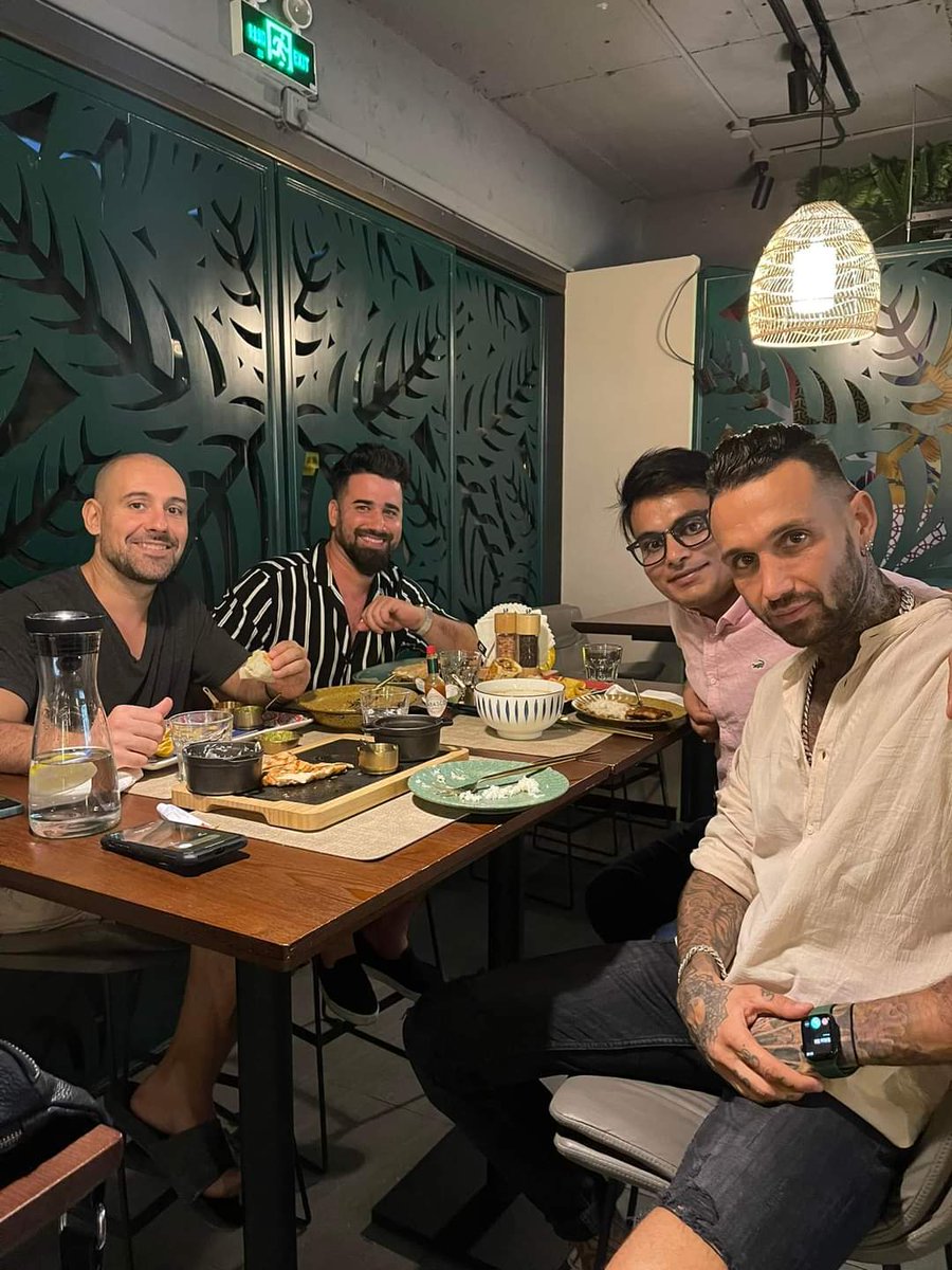 SurgeonMaxillo's tweet photo. Submental Lipo and Jaw implants 
Time for a weekend treat .
#facialplasticsurgery #facialcosmeticsurgery #maxillofacialsurgery #asianbeauty #shanghai #antiageingtreatment #faceimplants #jawlines #face
Great Job Dr. Garry @garry https://t.co/r0rceC0rgN
