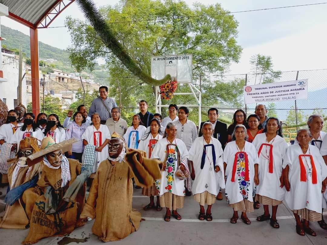 Lomi_ndoso's tweet photo. Villa de Hidalgo Yalalag; autoridades municipales y agrarias recibieron su Carpeta Básica y Plano Definitivo que los acredita como Comunidad Agraria,con lo cual se protegen sus tierras, territorios, flora, fauna, agua y medio ambiente, fortaleciendo su cultura y vida comunitaria. https://t.co/uMOBREA6vH