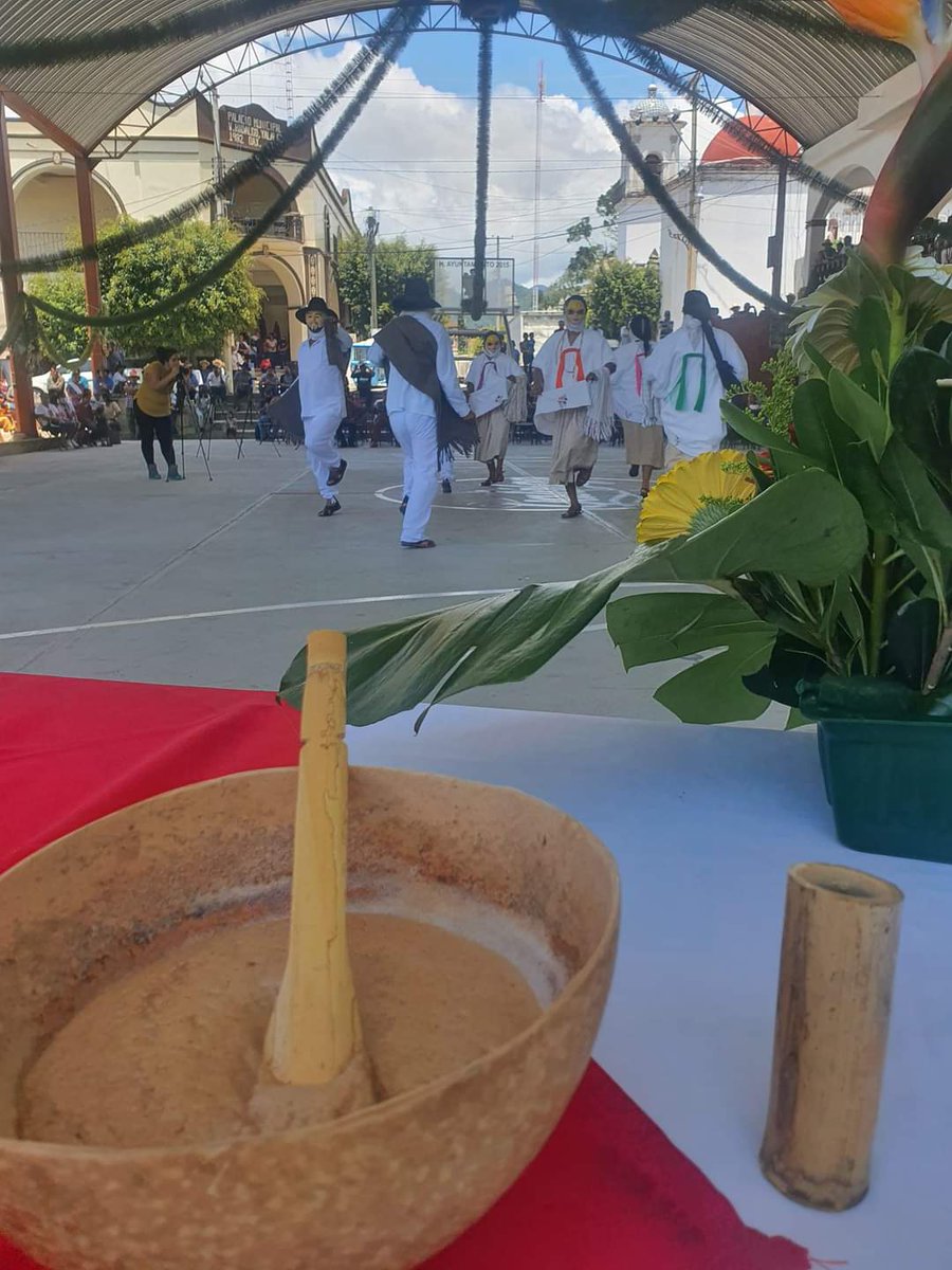 Lomi_ndoso's tweet photo. Villa de Hidalgo Yalalag; autoridades municipales y agrarias recibieron su Carpeta Básica y Plano Definitivo que los acredita como Comunidad Agraria,con lo cual se protegen sus tierras, territorios, flora, fauna, agua y medio ambiente, fortaleciendo su cultura y vida comunitaria. https://t.co/uMOBREA6vH