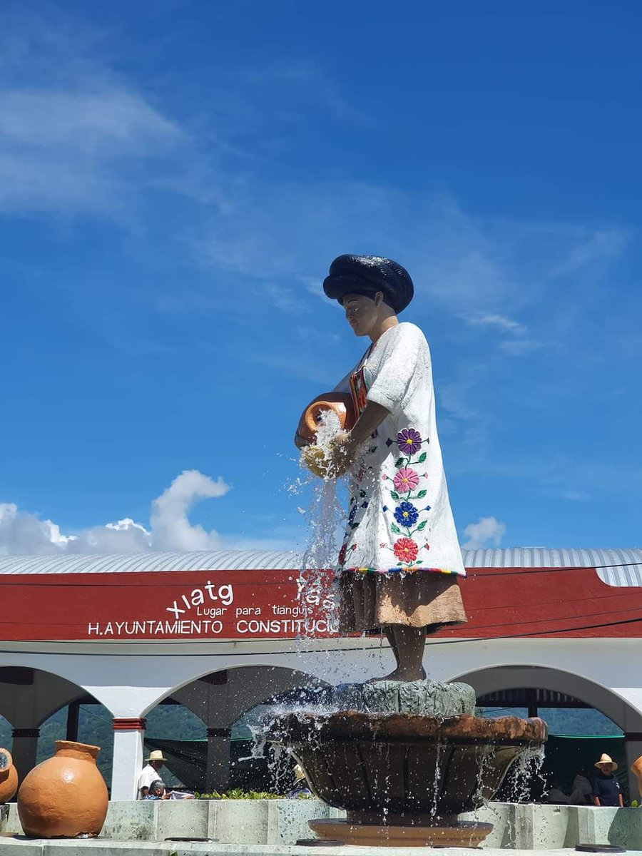 Lomi_ndoso's tweet photo. Villa de Hidalgo Yalalag; autoridades municipales y agrarias recibieron su Carpeta Básica y Plano Definitivo que los acredita como Comunidad Agraria,con lo cual se protegen sus tierras, territorios, flora, fauna, agua y medio ambiente, fortaleciendo su cultura y vida comunitaria. https://t.co/uMOBREA6vH
