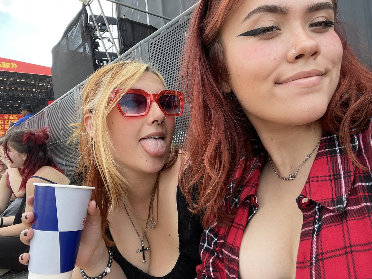EmilyGraceCham's tweet photo. #readingfestival2022 #NoMusicOnADeadPlanet https://t.co/bzBuH6xLOL