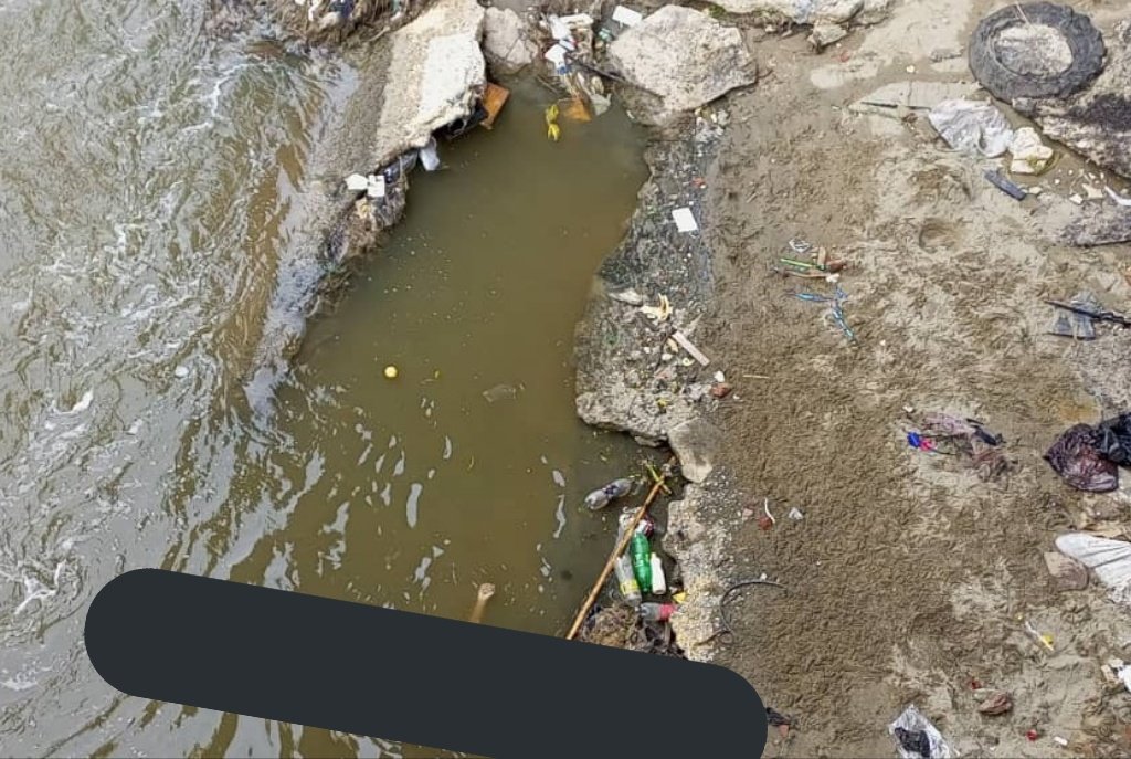 #Caracas En horas de la mañana <a href="/paramedicosmtt/">Ángeles de la autopista MPPT</a> recuperaron un cadáver de las riberas del río Guaire a la altura de Ciudad Banesco, Baruta. La víctima es un joven entre 18 y 22 años de edad, tez morena, cabello corto.