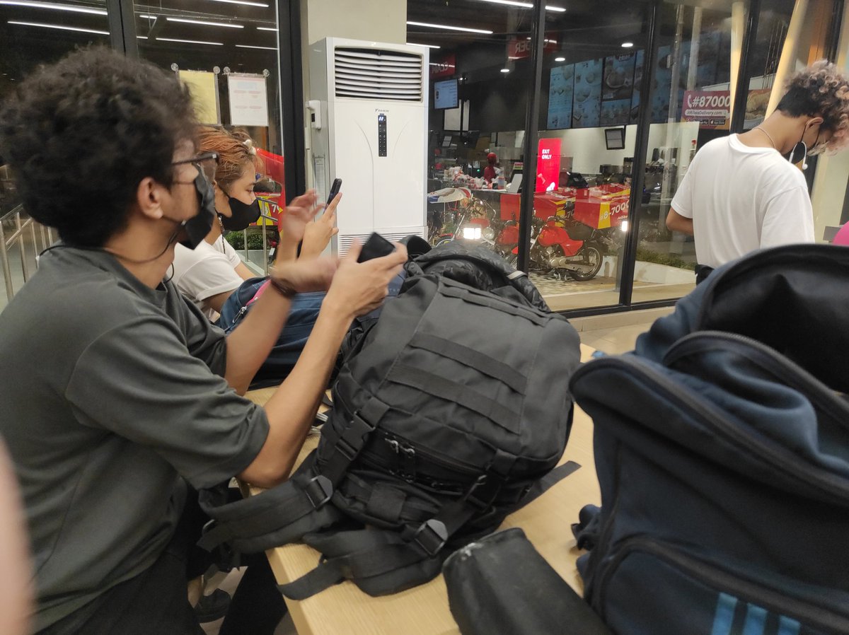 Romsssss_'s tweet image. Look... Yung mga fansites hanggang ngayon di parin nakakauwi. Andito parin kami sa Laguna nangangapa paano byumahe pauwi sa mga bahay namin sa metro manila.

Hehe 🙃