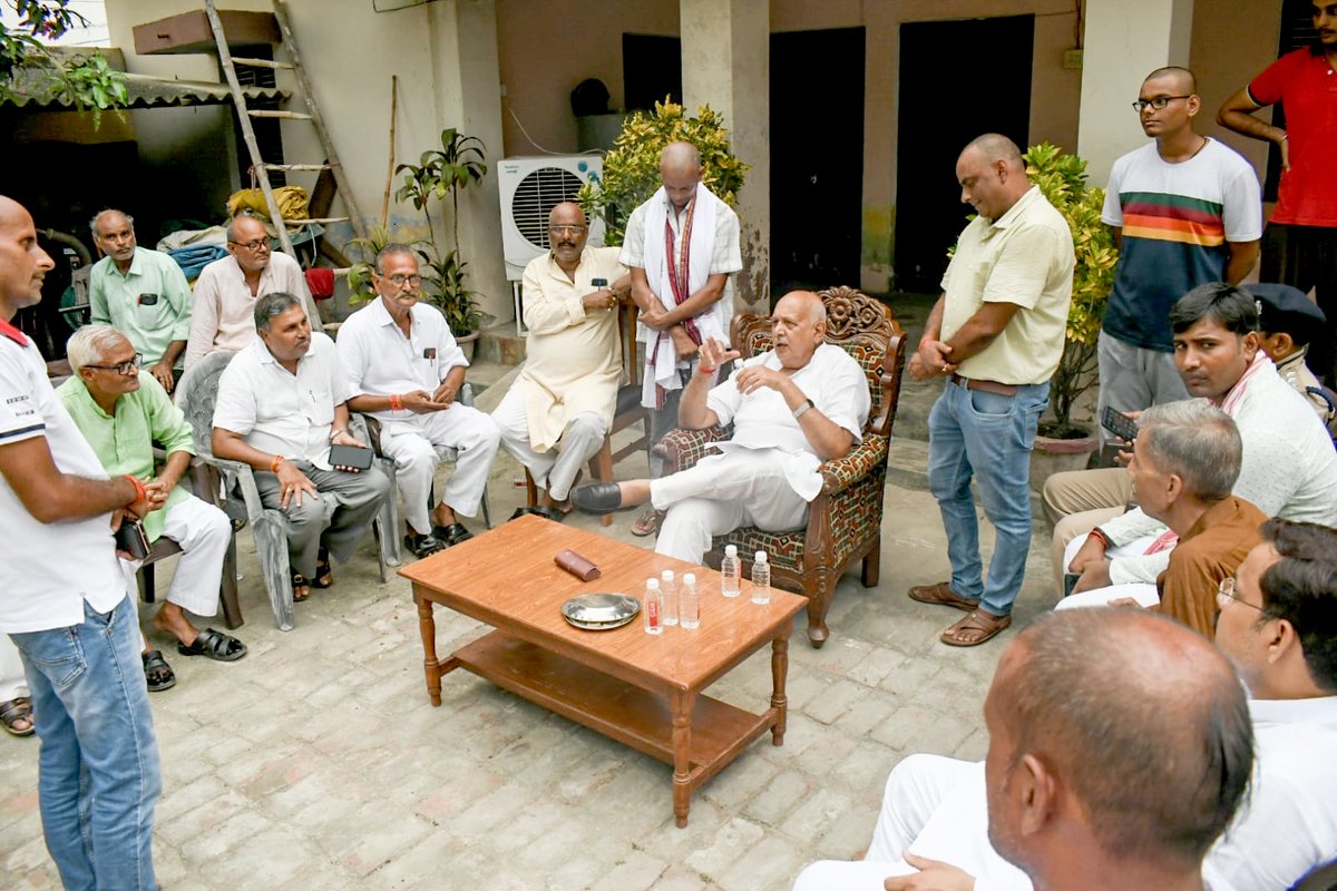 आज पूर्व मण्डल अध्यक्ष भाजपा गौरी बाजार तथा पूर्व प्रधानाचार्य स्व० चंद्रभूषण सिंह जी के निधन के उपरांत ग्राम पथरहट में उनके परिजनों से मुलाकात कर शोक संवेदना प्रकट किया...

!! ॐ शांति !!