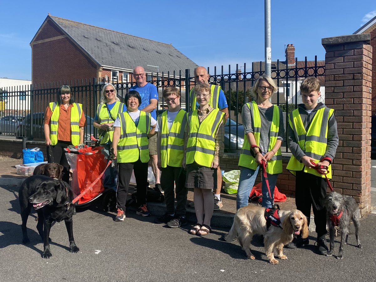 TidyGrangetown's tweet photo. Well done to our small but mighty band of volunteers who helped us clear up the centre of #Grangetown today! Thanks for coming out on the Bank Holiday weekend.
11 humans &amp; 4 dogs took 18 bags of litter off the streets around @GrangetownHub. Great job everyone 👏🏼 https://t.co/CW61kisVV0