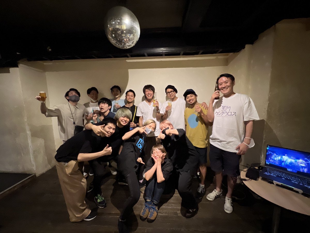 arakawa_osyare's tweet photo. 渋谷LUSHライブ終了！最高の夜はこの笑顔に詰まっております。楽しい夜は続きます。
ライブって、、、さいこうやね！
会場と配信で見てくれたみなさんありがとうございました。 https://t.co/clBxeFN7Tv