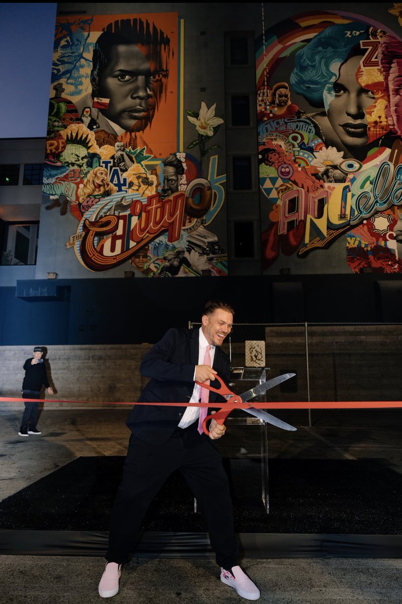 Gemma_NFT's tweet photo. Tristan Eaton @tristaneaton was honored with a certificate of recognition from the City of Los Angeles and a ribbon cutting ceremony by the Hollywood Chamber for his mural ‘City Of Angels’ at the intersection of Hollywood &amp; Vine ⭐️ https://t.co/fTVY3hfm8j