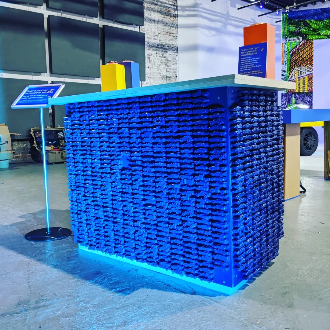 gottasinghlc's tweet photo. Cool stuff we build at work. 
Tennis chairs we made for the US Open. Welcome desk I helped build for a corp. event with thousands of HotWheels cars mounted onto it (spray-painted blue). #coolstuffwebuilt #workvibes #myjobiscool #tennisballchairs #usopen #tennis #eventproduction https://t.co/Xn8hjIB6U1