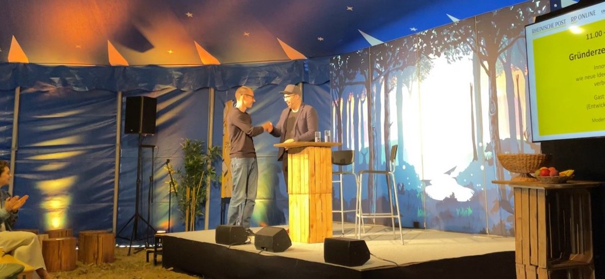 dermellor's tweet photo. Mein erstes Interview in einem Zirkuszelt 🎪 Meine Tochter war etwas enttäuscht, dass ich keine Clownsnummer aufgeführt habe, aber dafür hatte ich ein spannendes Gespräch mit @boydroid über Science-Fiction, die Zukunft und @satelliteDE. Danke!
#Campfire22 #interview https://t.co/0JWrRKczcc