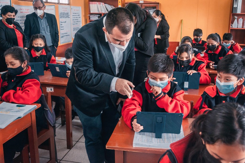 alonso_tenorio's tweet photo. Despliegue nacional de los agentes territoriales #ATET en la actualización y sincronización de las tabletas, los acompañe desde la IEE Virgen de la Natividad en Cajamarca #MINEDU https://t.co/ksQfoNRZOc
