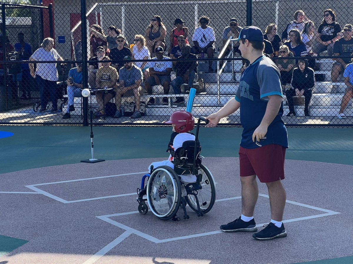 Reavisc's tweet photo. So excited for @SiegelBaseball_ to be at opening day of Miracle Field. Guys doing a great job! https://t.co/6GiIgnD5cE