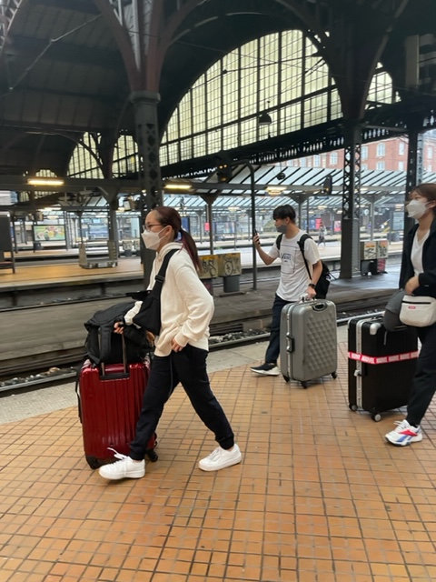 projecthope2018's tweet photo. 昨日、成田を出発した皆さんからの続報です。無事 到着♪長旅お疲れ様。
「成田空港からバンコクで乗り継ぎ、#デンマーク 🇩🇰に到着!乗り換えも入国審査もスイスイ進みました!」
「#東海大学学術センター のアレックスとも合流。電車で #TUEC に向かいます!」
#東海大学 #健康学部 #デンマーク紀行 https://t.co/6TNvsjvyuO