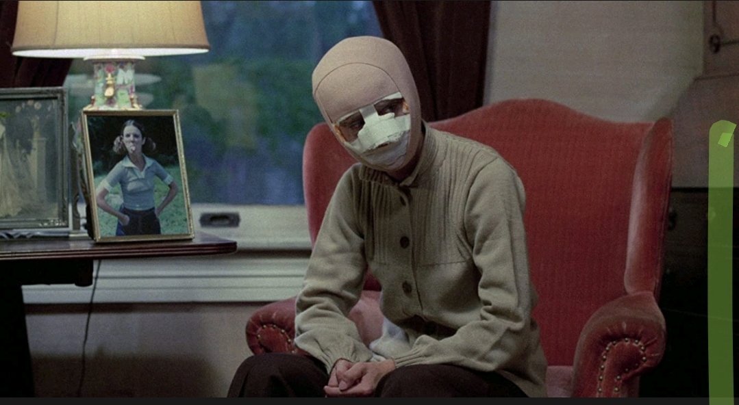 HorrorRafa's tweet photo. #Bisturí (#FalseFace, 1977) es esa mamarrachada que hace falta de vez en cuando, donde te acabas perdiendo entre tanto mangoneo de guión e historia más digna de una telenovela, con identidades robadas y herencias de por medio.

Thriller psicológico para pasar el rato. https://t.co/NgsaPkKQHh