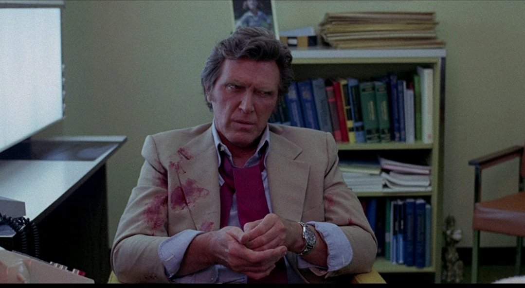 HorrorRafa's tweet photo. #Bisturí (#FalseFace, 1977) es esa mamarrachada que hace falta de vez en cuando, donde te acabas perdiendo entre tanto mangoneo de guión e historia más digna de una telenovela, con identidades robadas y herencias de por medio.

Thriller psicológico para pasar el rato. https://t.co/NgsaPkKQHh