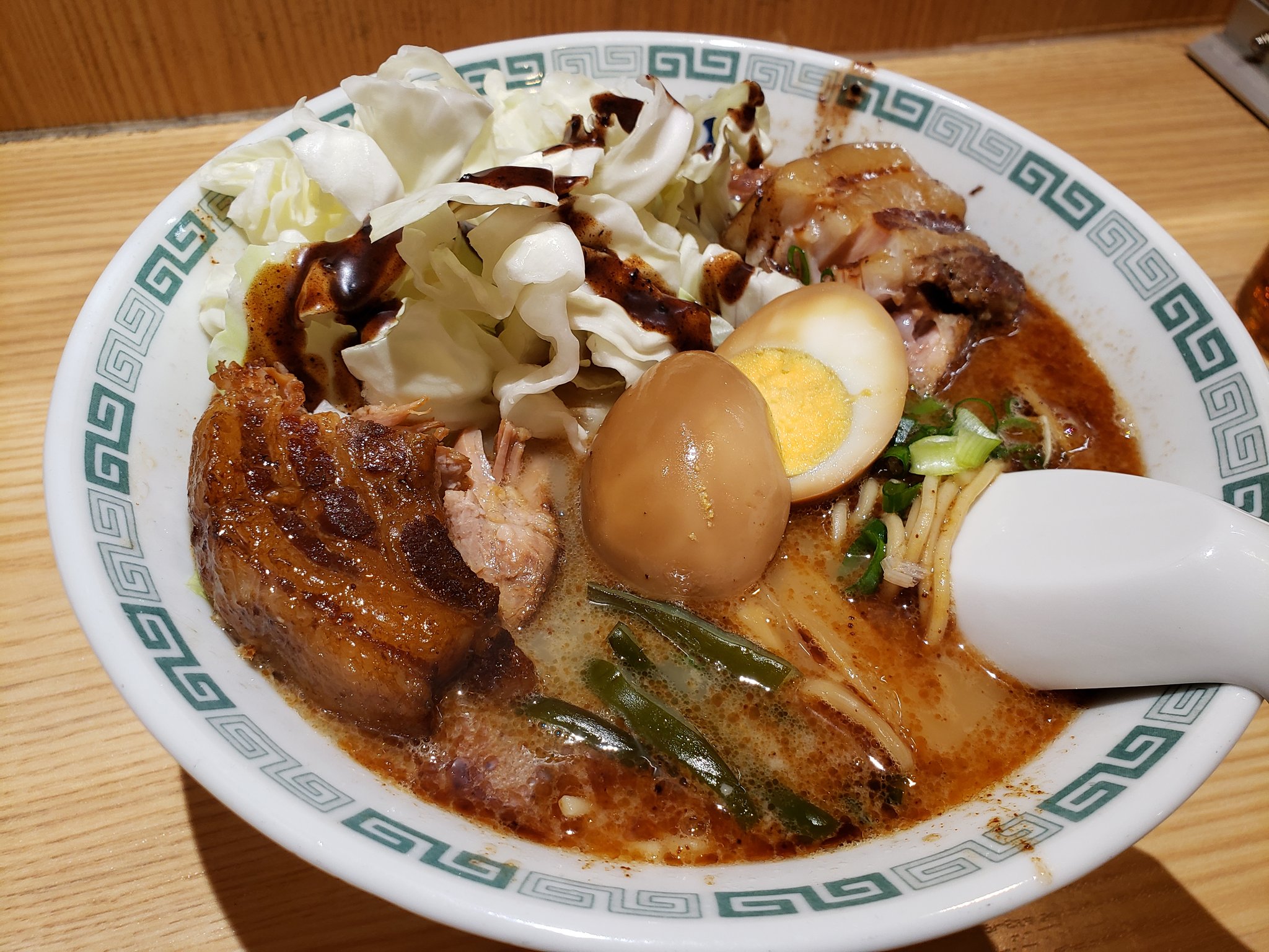 おかぴー 新宿末広亭のあとは 熊本ラーメン桂花で太肉麺 たーろーめん こちらも久しぶりで 美味しかったな しかも大盛 スープも飲みほしてしまった やっちまったなぁ ハイカロリーだけど 美味かったからいいか T Co Opv0fmgjyp