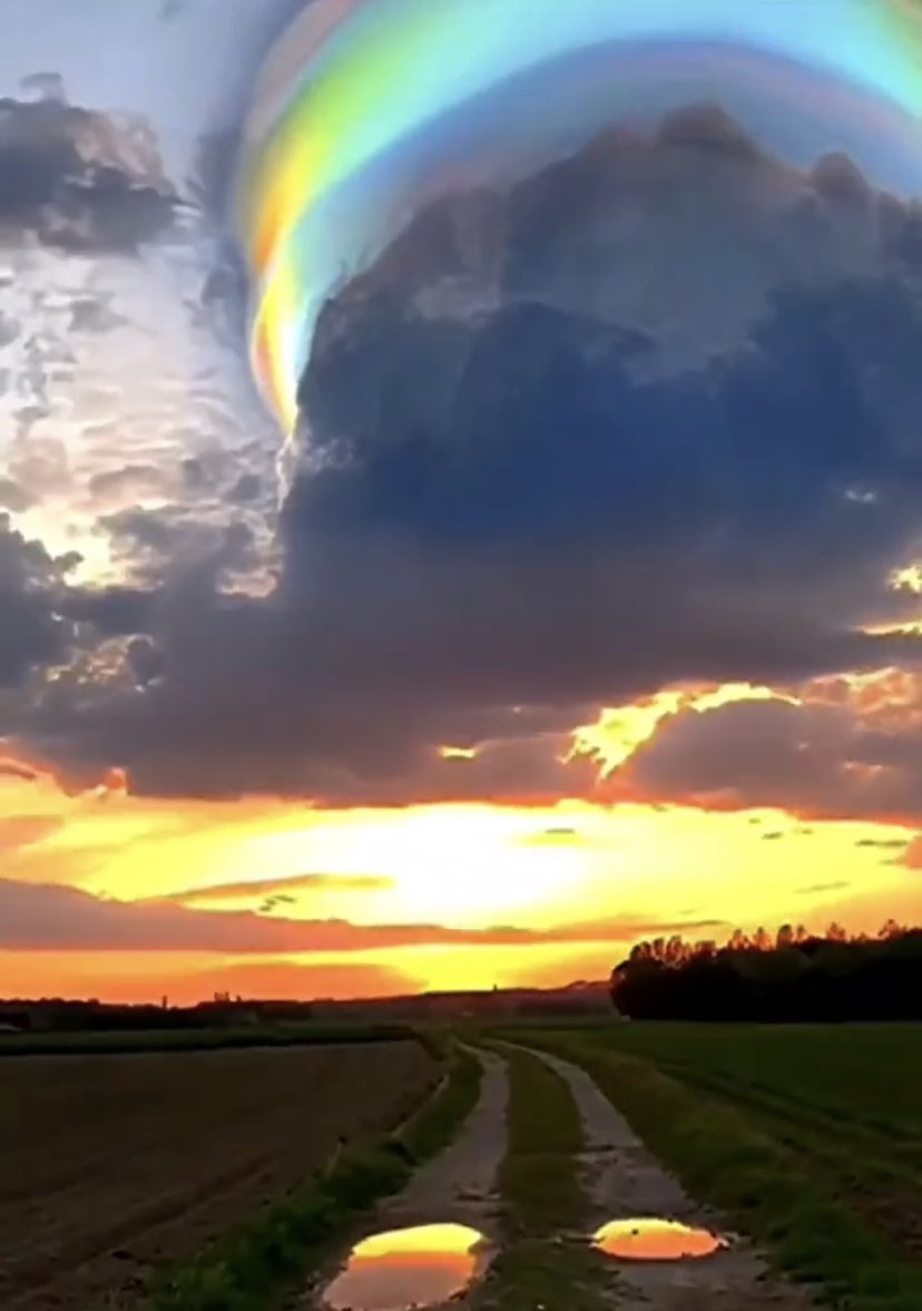 パイルス雲という珍しい雲に太陽光線が当たって虹色に光る神々しい光景が話題に フェイクの指摘追加 Togetter