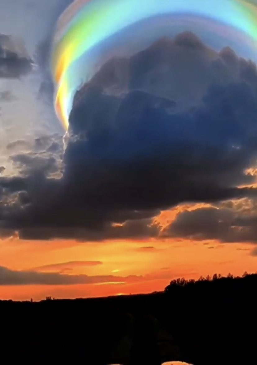 パイルス雲という珍しい雲に太陽光線が当たって虹色に光る神々しい光景が話題に フェイクの指摘追加 Togetter