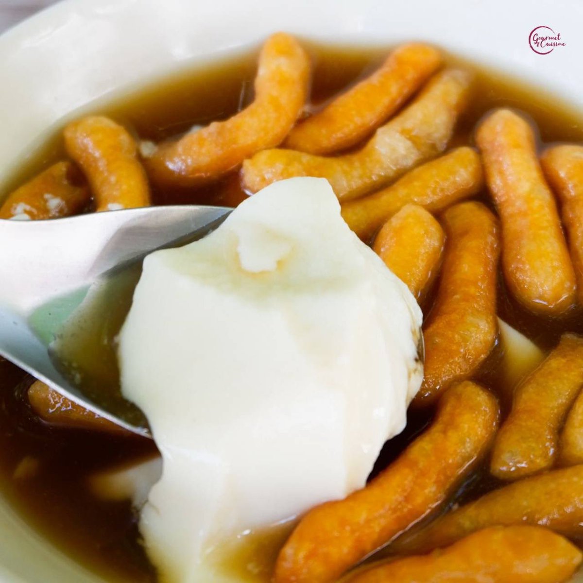 gourmetthai's tweet photo. ฉายาราชาเต้าฮวยของคุณลุงทวีศักดิ์ เจ้าของร้านเต้าฮวยยาสูบ ไม่ใช่ได้มาง่ายๆ แต่การันตีด้วยรสชาติเผ็ดร้อนที่ครองใจคนกินมายาวนานกว่า 50ปี ท้าพิสูจน์ได้ทุกวันเว้นวันหยุดราชการที่โรงงานยาสูบ คลองเตย!
.
📍 โรงงานยาสูบ คลองเตย
.
#gourmetandcuisine
#gcreview https://t.co/Xjp9ebedQL