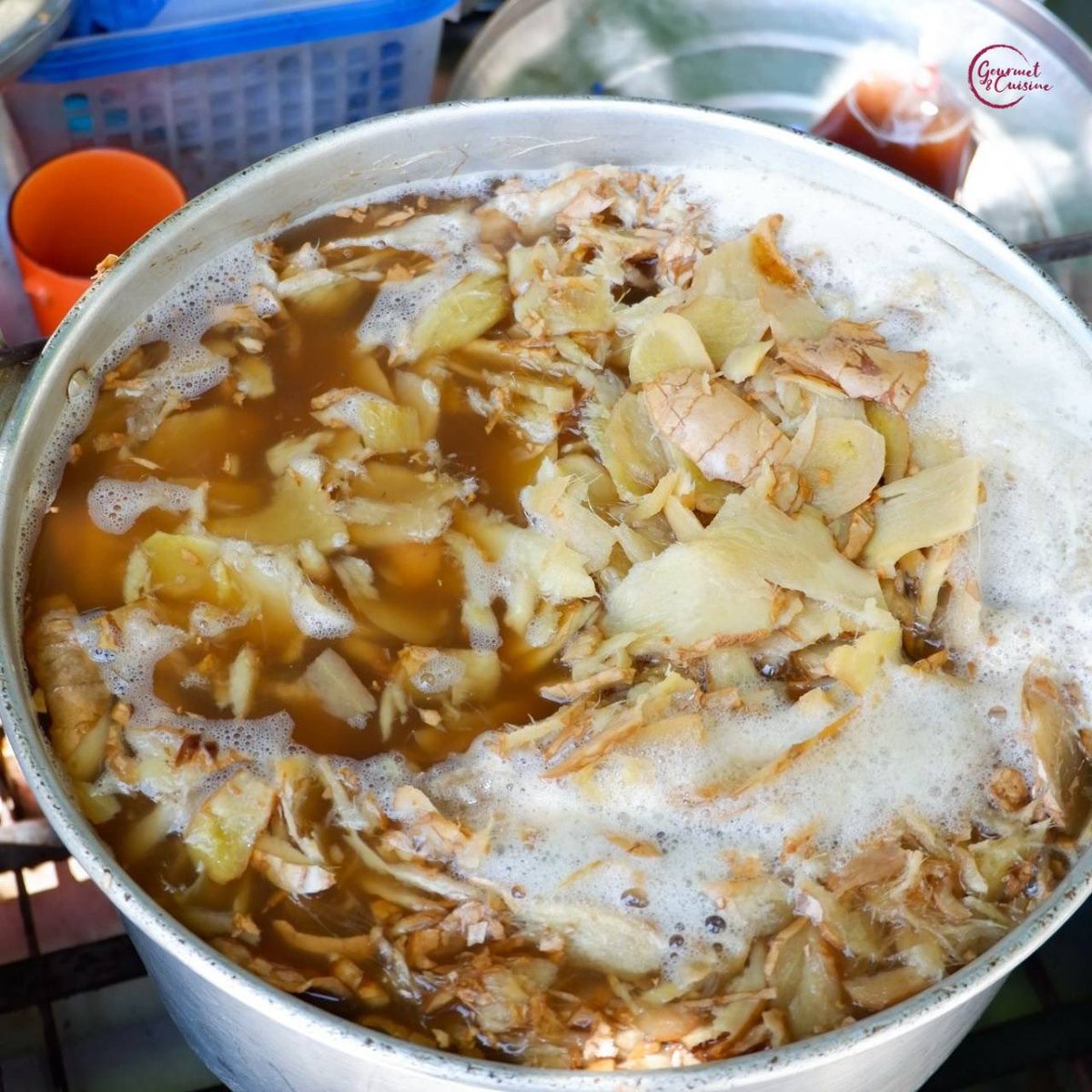 gourmetthai's tweet photo. ฉายาราชาเต้าฮวยของคุณลุงทวีศักดิ์ เจ้าของร้านเต้าฮวยยาสูบ ไม่ใช่ได้มาง่ายๆ แต่การันตีด้วยรสชาติเผ็ดร้อนที่ครองใจคนกินมายาวนานกว่า 50ปี ท้าพิสูจน์ได้ทุกวันเว้นวันหยุดราชการที่โรงงานยาสูบ คลองเตย!
.
📍 โรงงานยาสูบ คลองเตย
.
#gourmetandcuisine
#gcreview https://t.co/Xjp9ebedQL