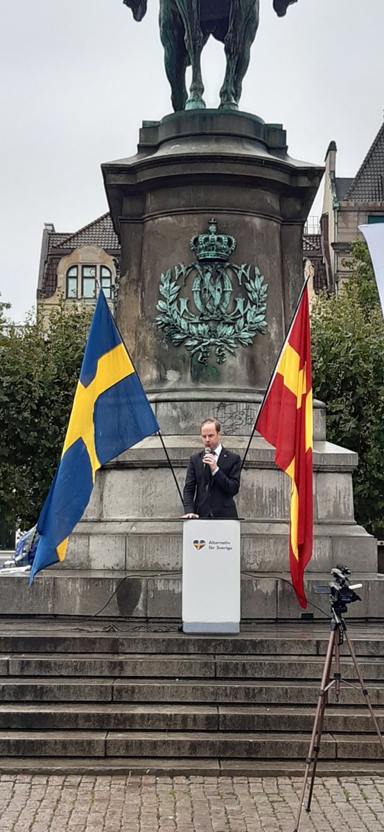 Gustav talar tonåringarna i Ung vänster tillrätta!