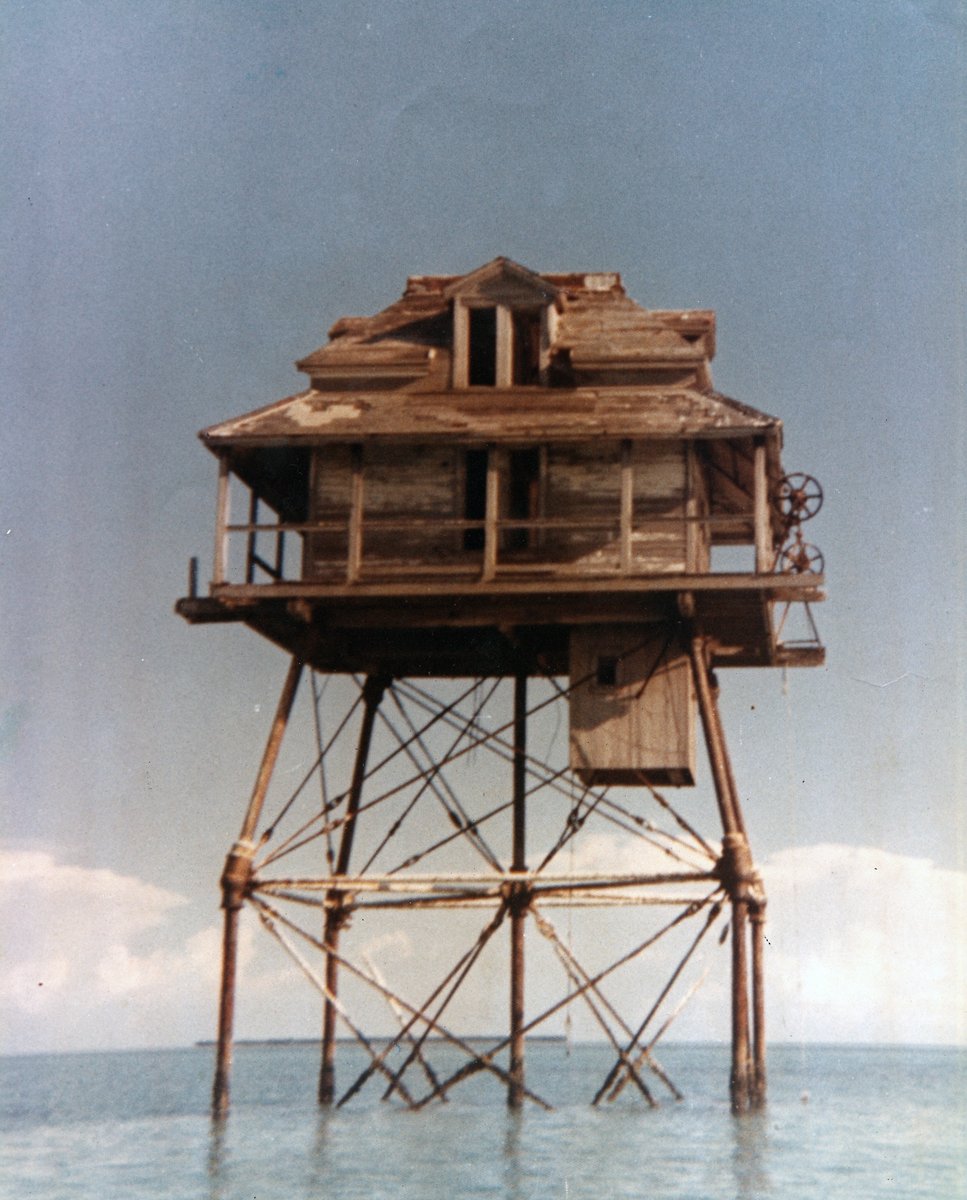 keyslibraries's tweet photo. Today in Keys History - 1971: The abandoned lighthouse at the entrance to the Northwest Channel, frequently referred to as used by Ernest Hemingway, was destroyed by fire. #keyshistory #libraries #keyslibraries #libraryarchives #mcpl 📷MCPL circa 1970 https://t.co/0hu5Bb7Hpl https://t.co/af3geuvj4Y