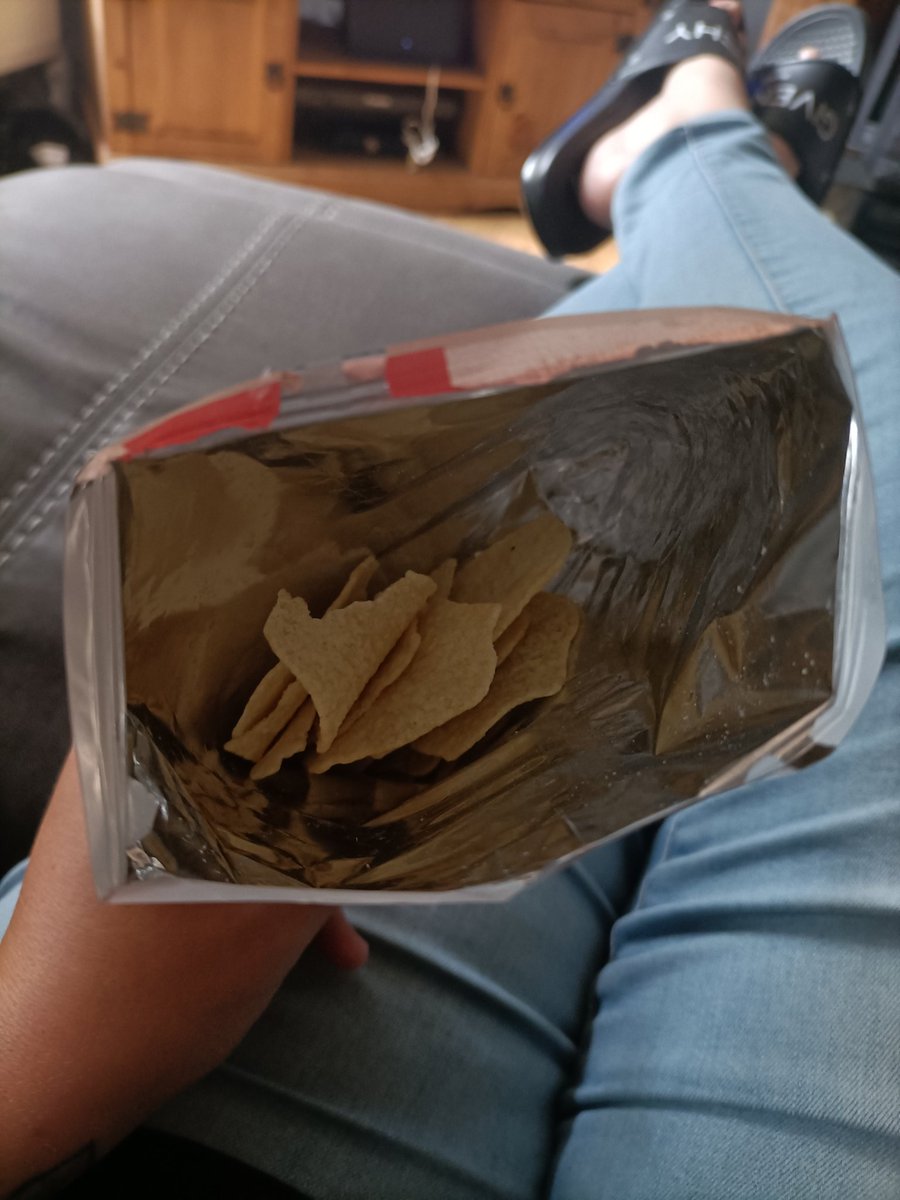 angiesfoxx's tweet photo. Are #walkers taking the p**s! Not even a full potatoes worth in there! @walkers_crisps https://t.co/4mIdcKbfK7