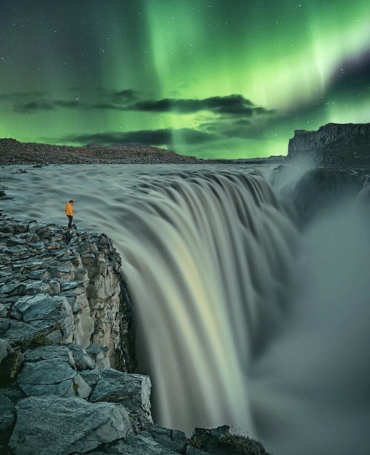 stephen_lowkey's tweet photo. Waterfalls and Aurora Borealis https://t.co/Av7wXhuYcV