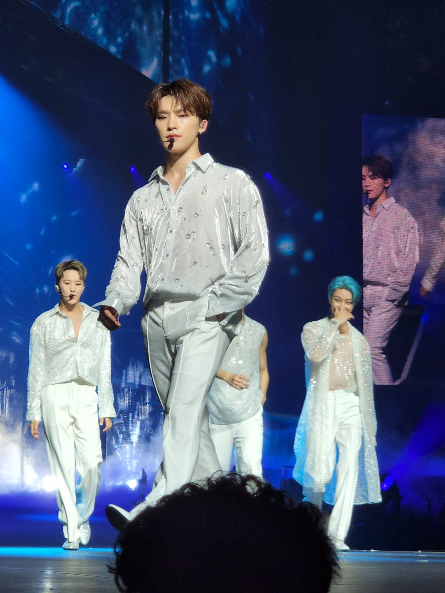 featdno's tweet photo. Dino was pretty serious meanwhile the 3 at the back LMFAOO https://t.co/DoORM2CYkT