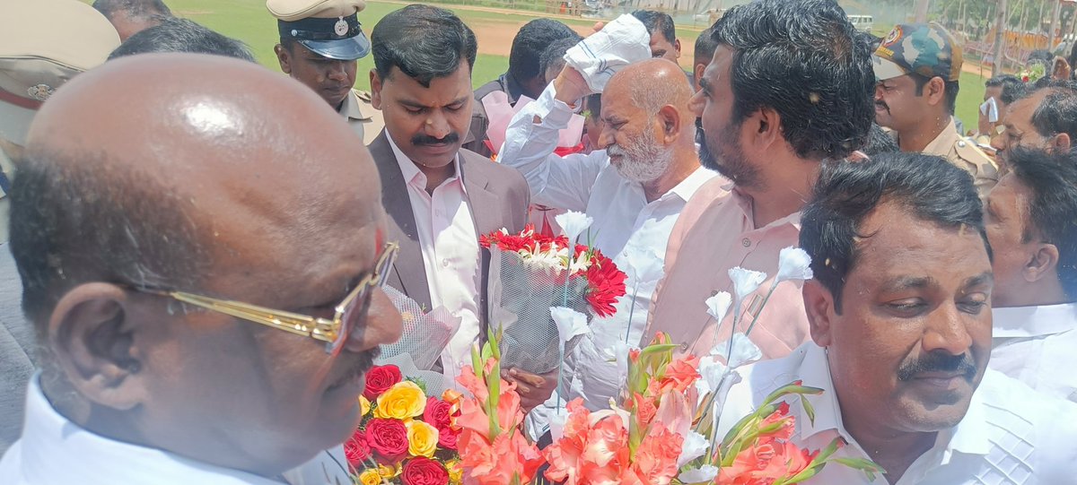 KSNOfficial9's tweet photo. ವಿವಿಧ ಕಾರ್ಯಕ್ರಮಗಳ ನಿಮಿತ್ತ���ಾಗಿ ಇಂದು ರಾಯಚೂರು ನಗರಕ್ಕೆ ಆಗಮಿಸಿದ ಮುಖ್ಯಮಂತ್ರಿಗಳಾದ ಸನ್ಮಾನ್ಯ ಶ್ರೀ @ಬಸವರಾಜಬೊಮ್ಮಾಯಿ ಅವರನ್ನು ಸ್ವಾಗತಿಸಲಾಯಿತು.
@CMofKarnataka
@BSBommai
#ksnmedianewsupdates #bjpdevadurga #bjpraichur #bjpkarnataka #BJP4IND https://t.co/QFaviv1CzN