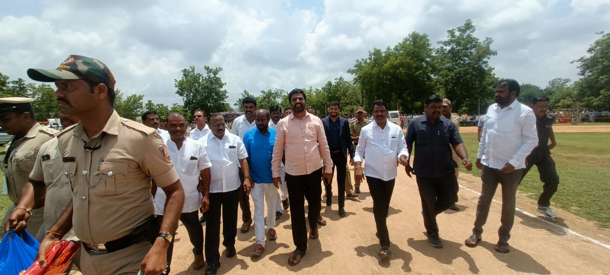 KSNOfficial9's tweet photo. ವಿವಿಧ ಕಾರ್ಯಕ್ರಮಗಳ ನಿಮಿತ್ತ���ಾಗಿ ಇಂದು ರಾಯಚೂರು ನಗರಕ್ಕೆ ಆಗಮಿಸಿದ ಮುಖ್ಯಮಂತ್ರಿಗಳಾದ ಸನ್ಮಾನ್ಯ ಶ್ರೀ @ಬಸವರಾಜಬೊಮ್ಮಾಯಿ ಅವರನ್ನು ಸ್ವಾಗತಿಸಲಾಯಿತು.
@CMofKarnataka
@BSBommai
#ksnmedianewsupdates #bjpdevadurga #bjpraichur #bjpkarnataka #BJP4IND https://t.co/QFaviv1CzN