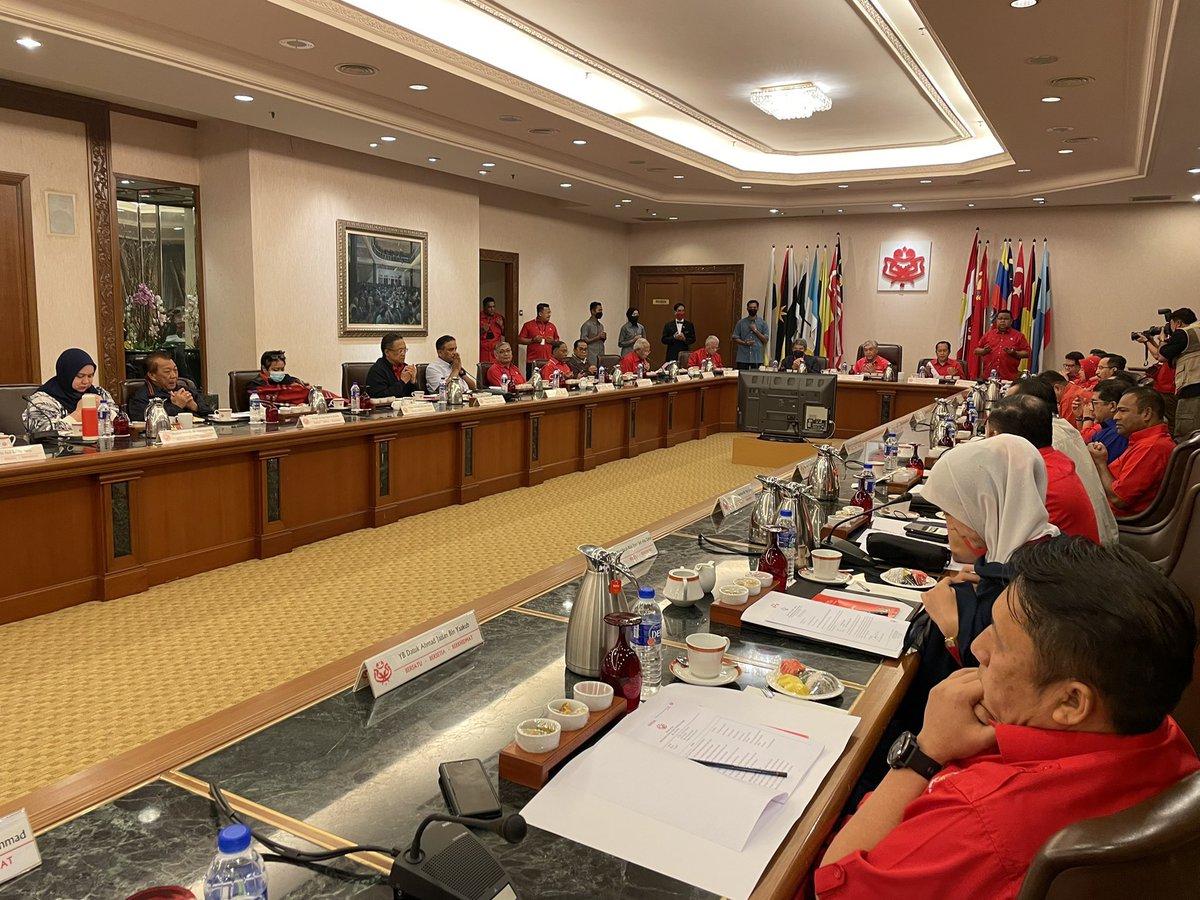 tjerealjoker's tweet photo. Umno = Malaysia's oldest organized crime syndicate.

Corruption. Extortion. Bribery. Intimidation. Murder(?). Money laundering.

65 tahun bawah Umno.. masih ada Rakyat yg homeless, jobless.
Tapi mereka pakai jam 500ribu.

Meeting pasal Rakyat? Nope
Pasal Najib dan PRU.
🤬 https://t.co/rTYs5LcX1M